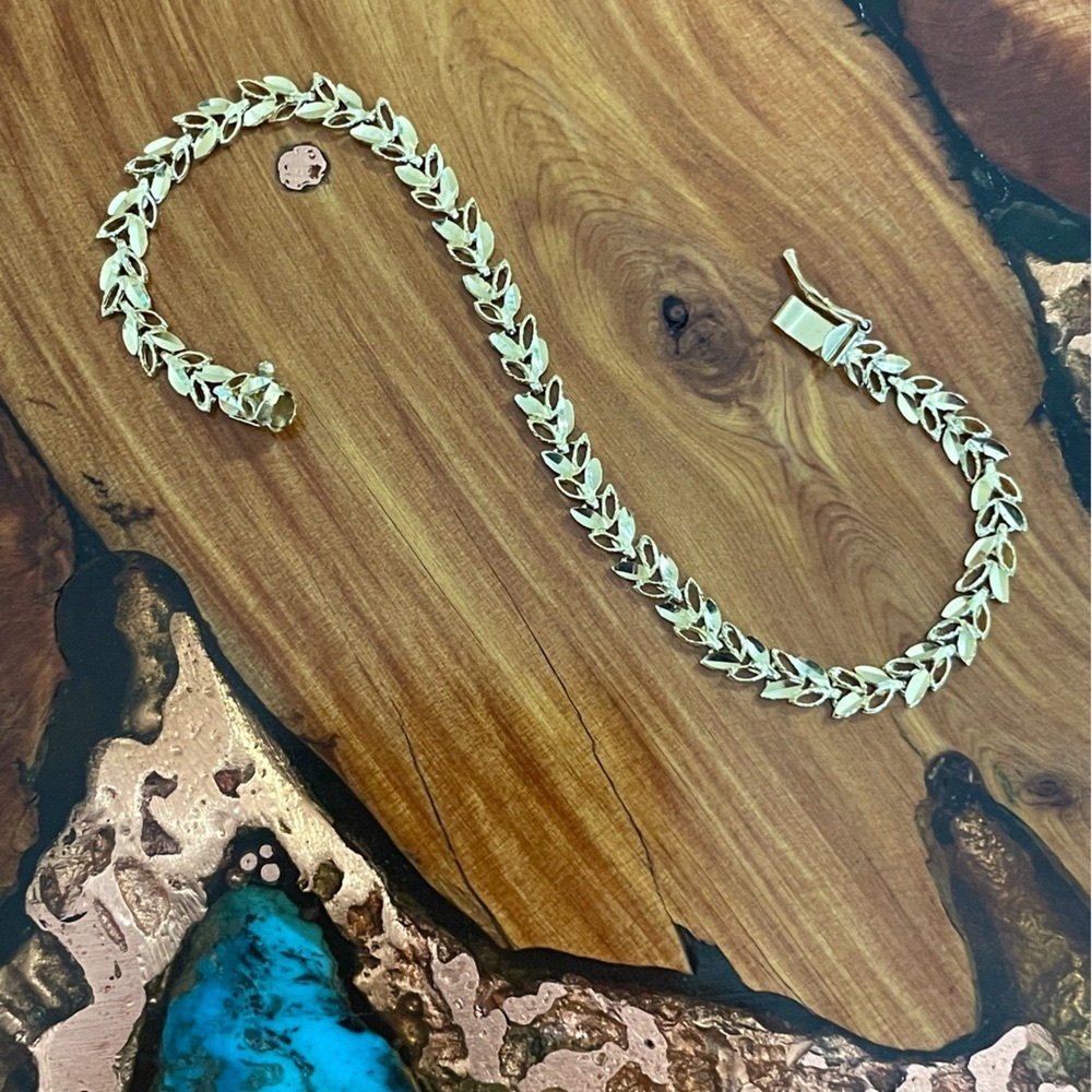 "Nature's Embrace: 14K Gold Leaf Design Bracelet, 7.25 Inches"